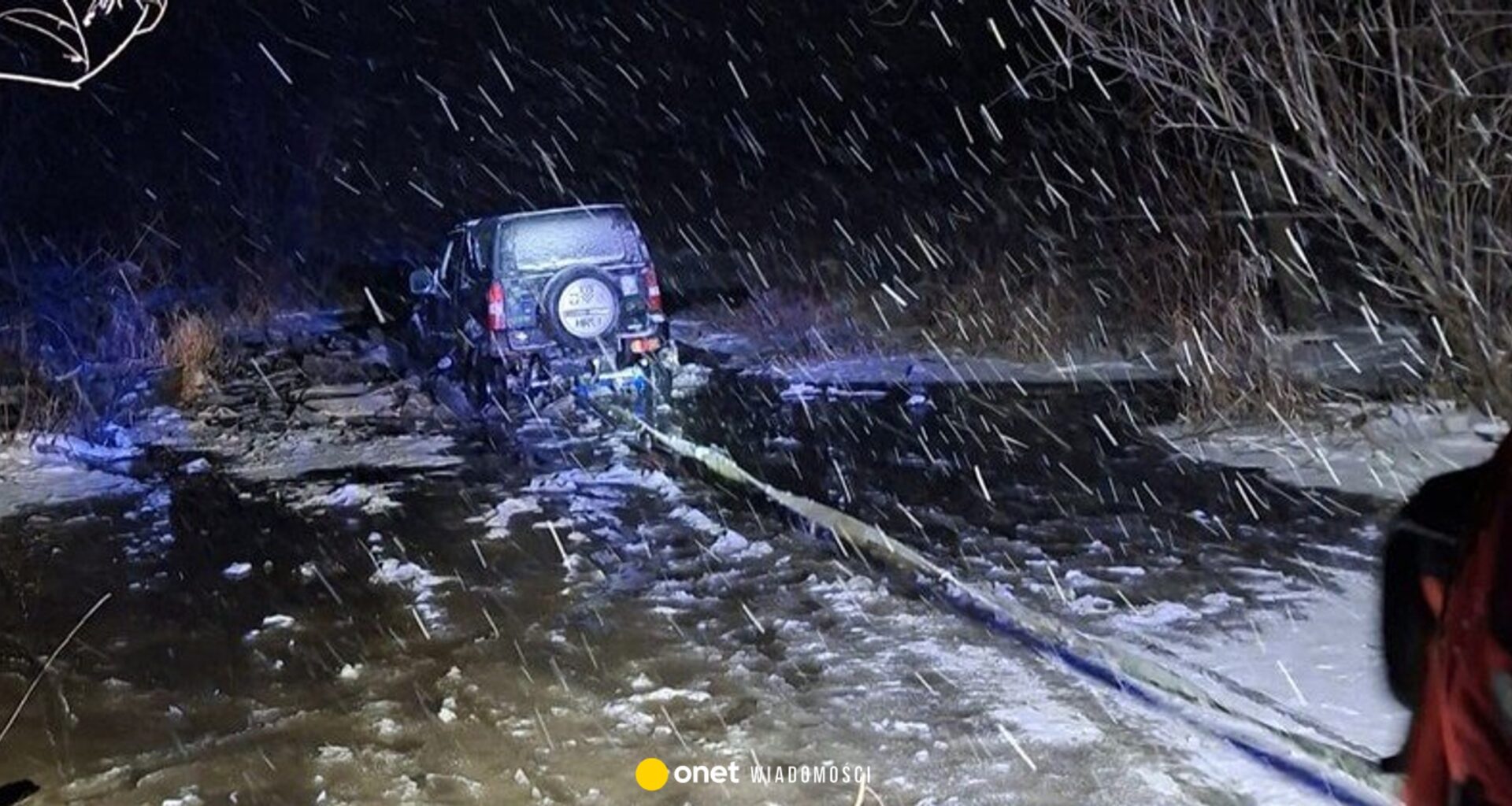 Niebezpieczne zdarzenie na Jeziorze Żywieckim. Samochód niemal zatonął