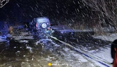 Niebezpieczne zdarzenie na Jeziorze Żywieckim. Samochód niemal zatonął