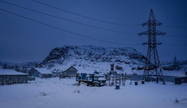 Słup elektryczny we wsi w obwodzie murmańskim. Zdjęcie ilustracyjne