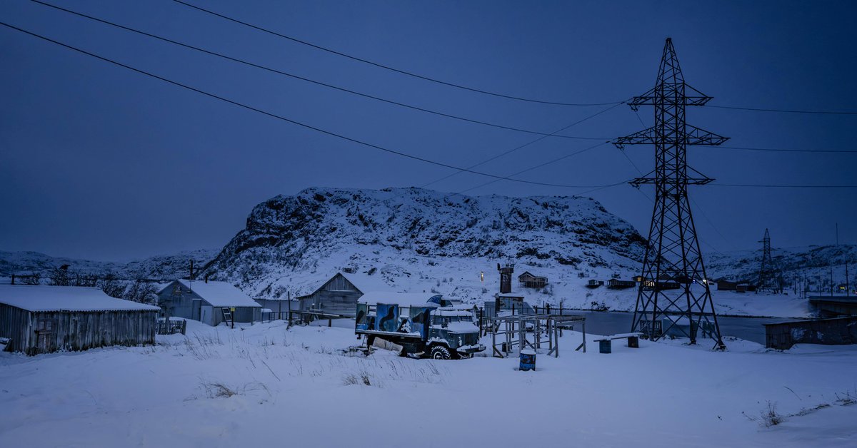 Słup elektryczny we wsi w obwodzie murmańskim. Zdjęcie ilustracyjne