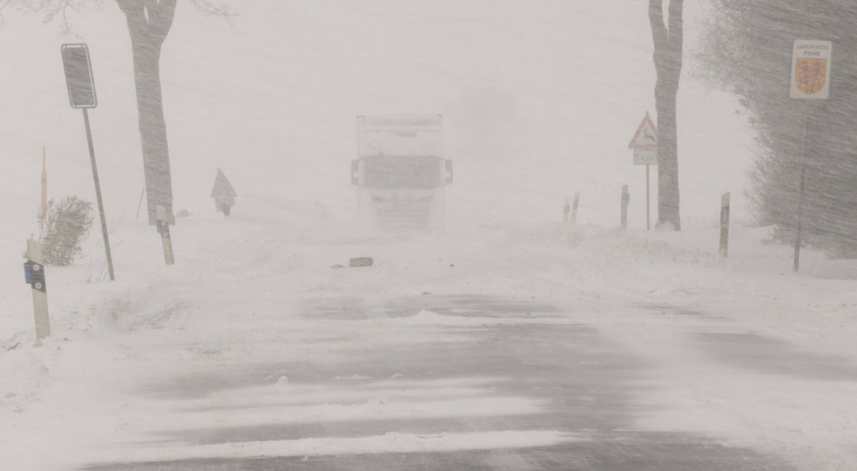 Burza śnieżna uderzyła w Europę. Wiatr 200 km/h, paraliż miast i lotnisk - Świat
