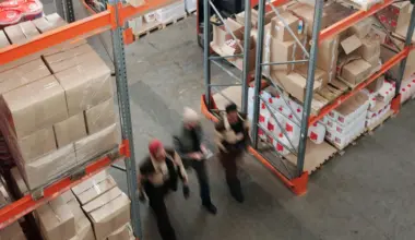 Pracownicy w magazynie