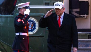 Donald Trump, prezydent USA, wysiada z helikoptera Marine One przed Białym Domem. Waszyngton, 13 stycznia 2026 r.