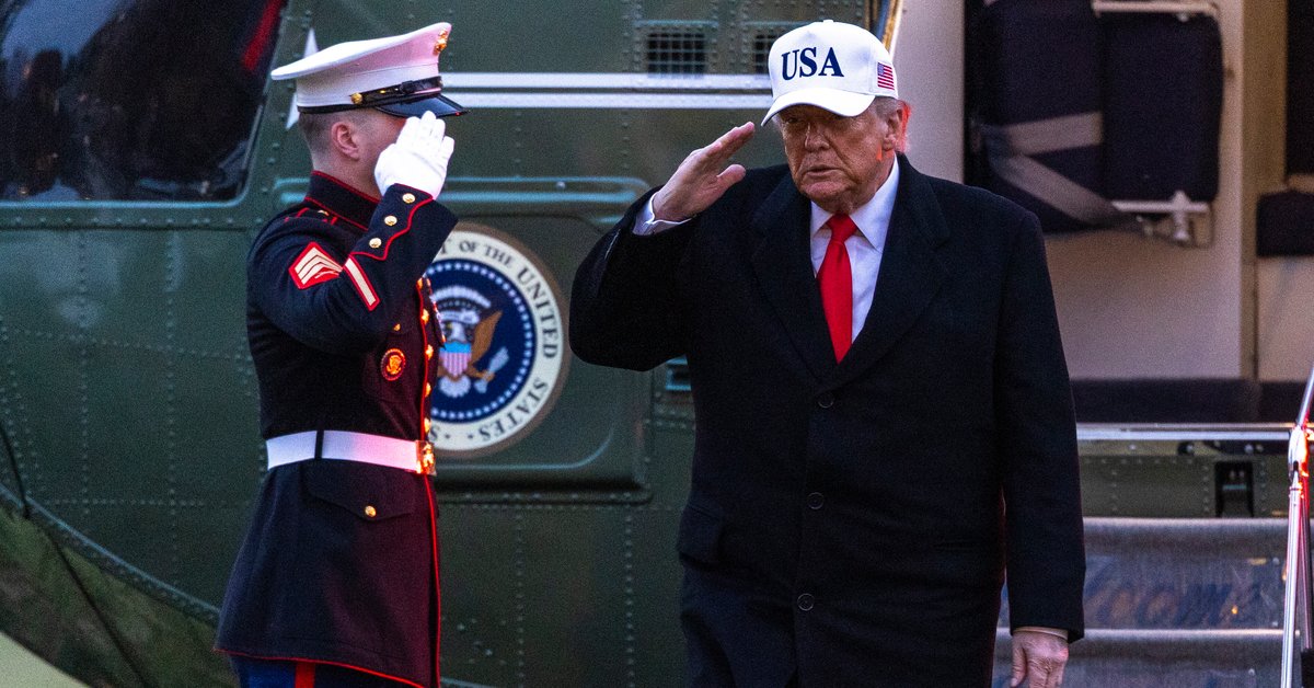 Donald Trump, prezydent USA, wysiada z helikoptera Marine One przed Białym Domem. Waszyngton, 13 stycznia 2026 r.