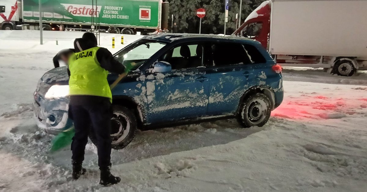 Jak pokonać śnieżycę w trasie? Rady, które mogą okazać się ratunkiem