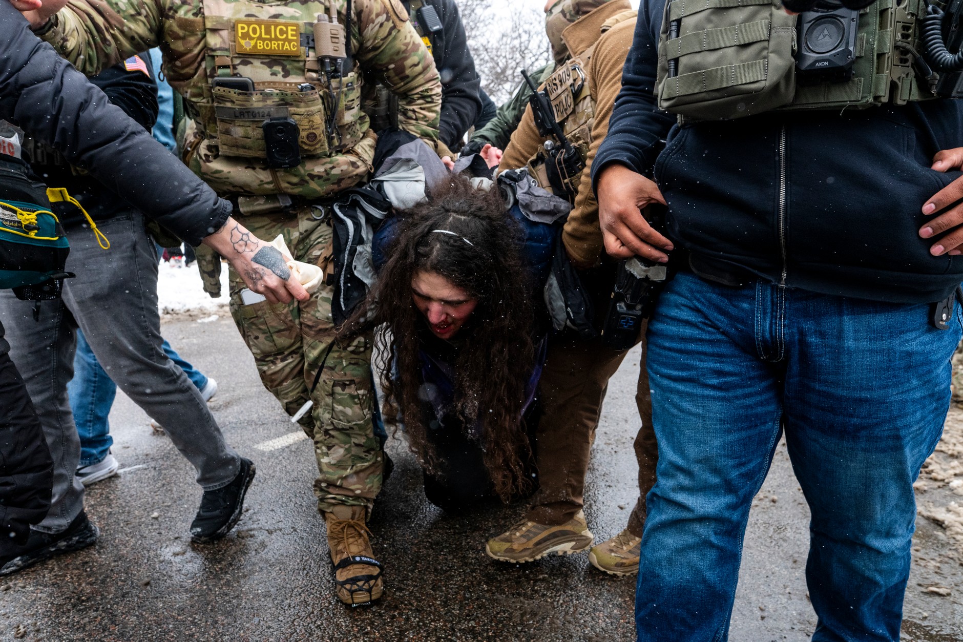 Osoba zatrzymana po konfrontacji z funkcjonariuszami straży granicznej, Minneapolis, 21 stycznia 2026 r.