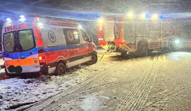 Karetki utknęły na zasypanych drogach. Wiozły ludzi w stanie zagrożenia życia - Onet