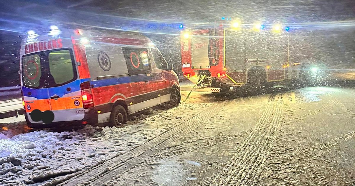 Karetki utknęły na zasypanych drogach. Wiozły ludzi w stanie zagrożenia życia - Onet