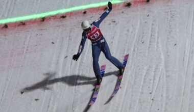 Skoczek narciarski w powietrzu podczas zawod&oacute;w na Wielkiej Krokwi.
