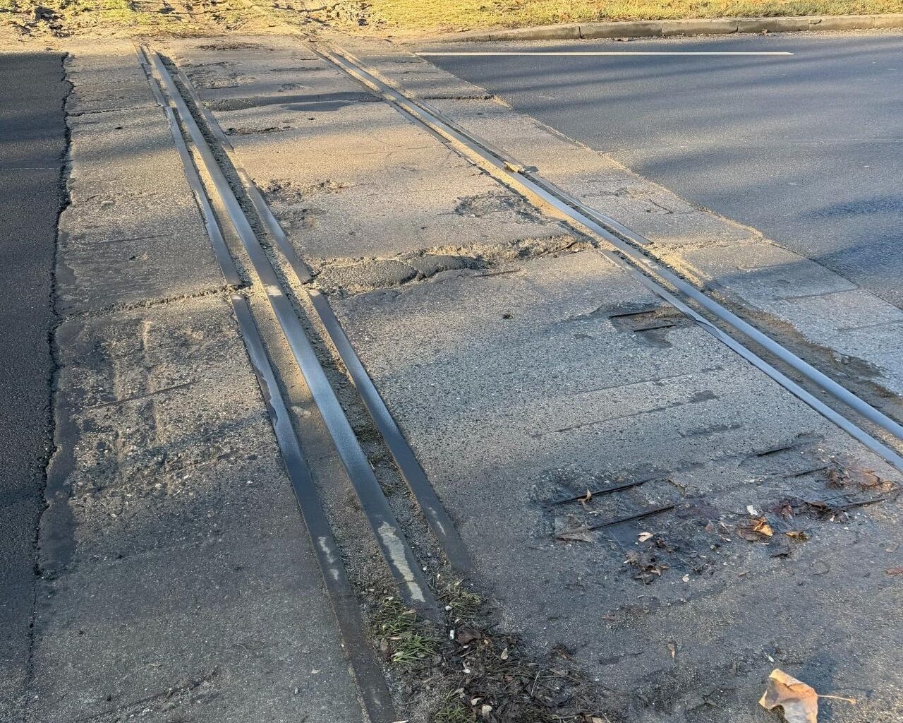 Nieużywane tory w fatalnym stanie na wyremontowanej poznańskiej ulicy. Mamy odpowiedź PKP