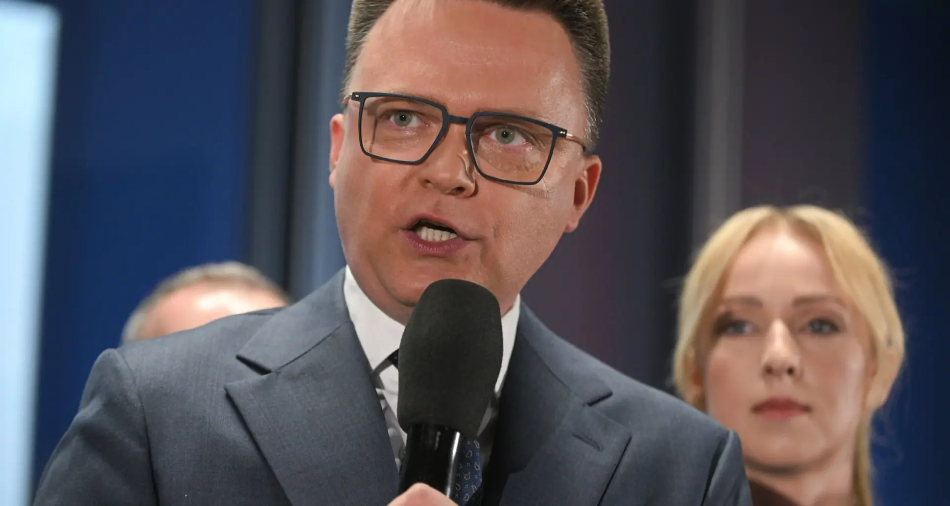 Marszałek Sejmu Szymon Hołownia (L) z żoną Urszulą