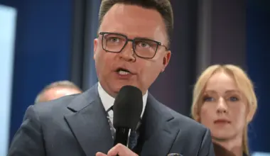 Marszałek Sejmu Szymon Hołownia (L) z żoną Urszulą