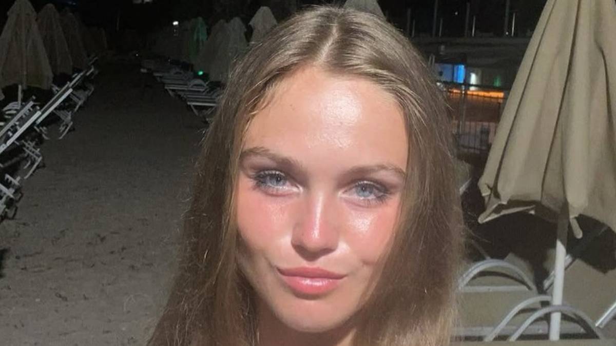 Portret młodej kobiety z blond włosami.