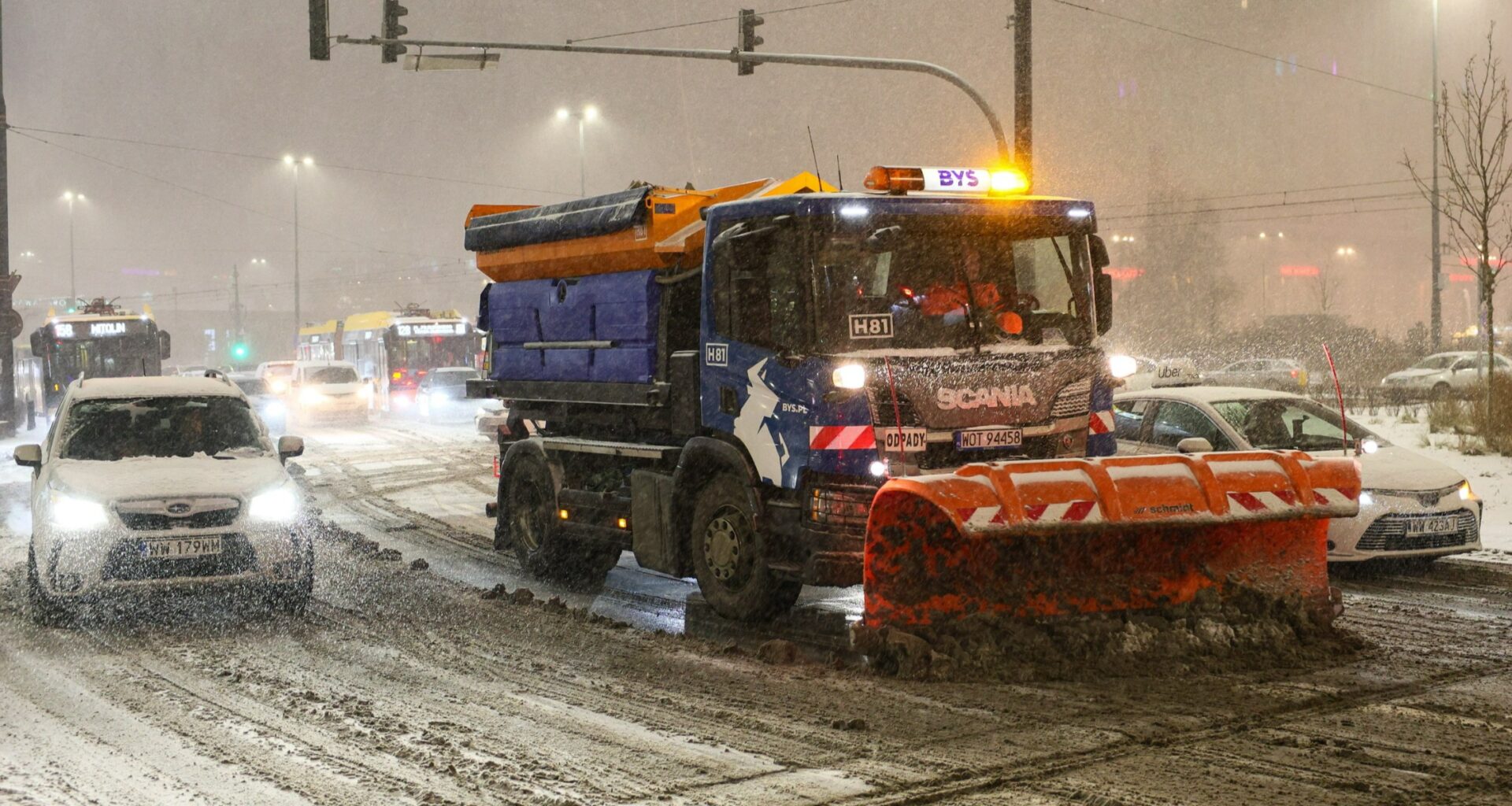 Pługoposypywarka w centrum Warszawy