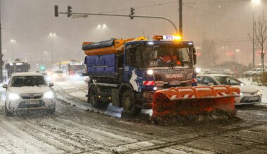 Pługoposypywarka w centrum Warszawy