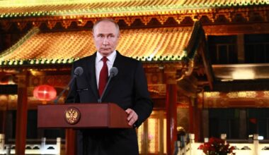 Władimir Putin stoi za m&oacute;wnicą.