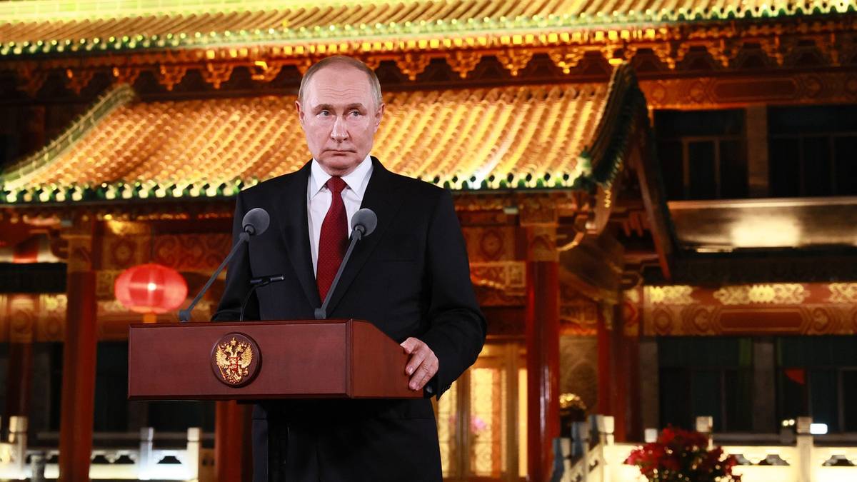 Władimir Putin stoi za m&oacute;wnicą.