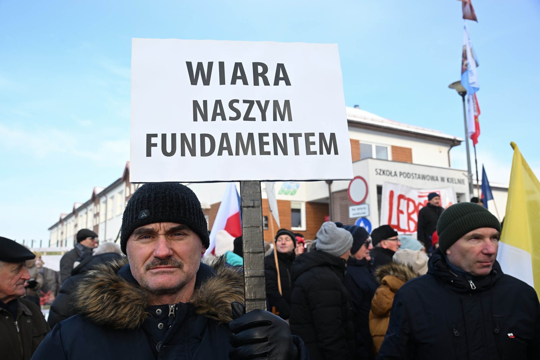 26108105 - KIELNO PROTEST PRZED SZKOŁĄ PODSTAWOWĄ (protest przed Szkołą Podstawową w Kielnie)