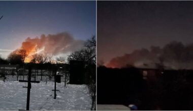 Dwa obrazy przedstawiające pożar i dym unoszący się nad terenami zabudowanymi w nocy. Po lewej stronie widoczny jest fragment zasypanego śniegiem krajobrazu z drzewami i słupkami, a po prawej ciemniejszy widok z linią drzew i budynk&oacute;w.