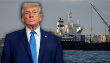 Donald Trump na tle statku towarowego