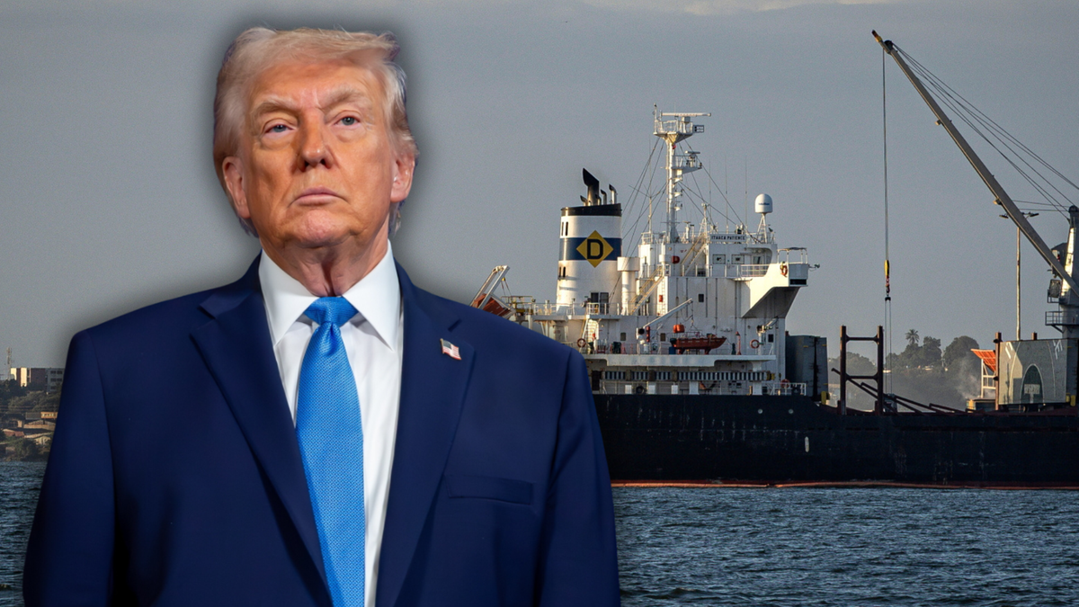 Donald Trump na tle statku towarowego