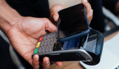 Płatność zbliżeniowa telefonem przy użyciu terminala płatniczego.