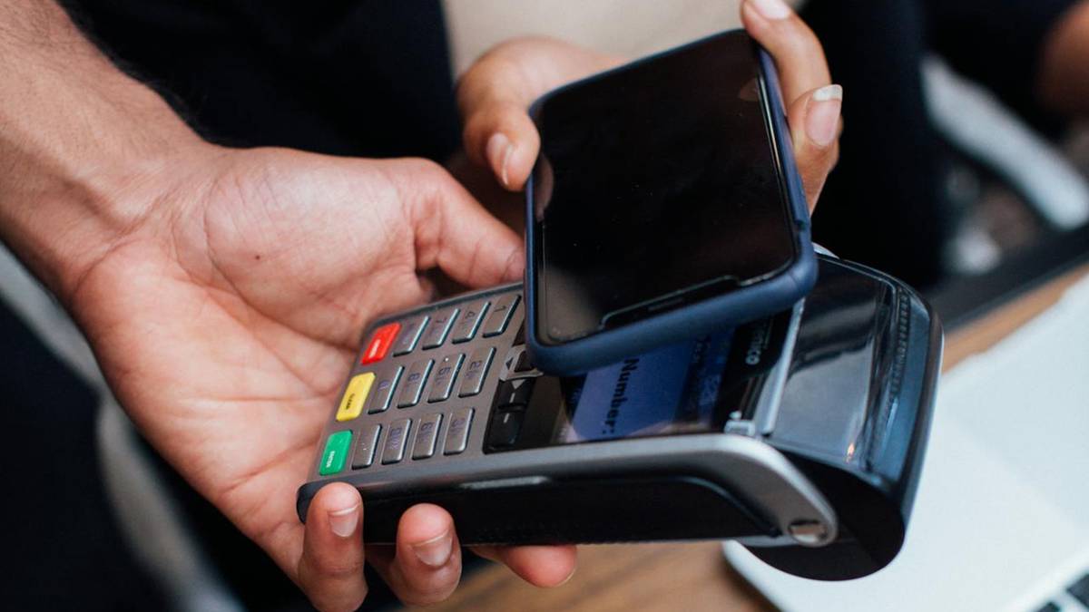 Płatność zbliżeniowa telefonem przy użyciu terminala płatniczego.