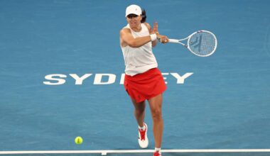 Iga Świątek podczas meczu tenisowego, wykonująca uderzenie.