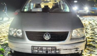 16-latek ominął blokady, staranował radiowóz i uciekł