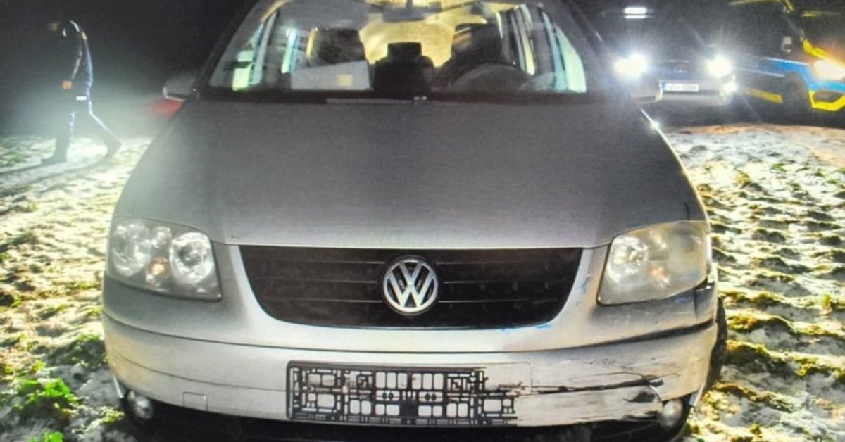 16-latek ominął blokady, staranował radiowóz i uciekł