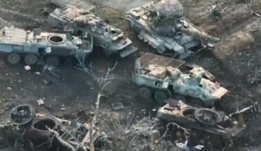 Rosyjski "czołg-żółw" na bazie T-72B zniszczony 1 sierpnia 2025 r. w pobliżu Nowomychajliwki w rejonie Pokrowska