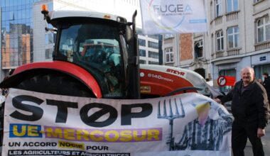 Europejscy rolnicy zbierają się, aby zaprotestować przeciwko umowie UE-Mercosur, przed rozmowami handlowymi na szczycie G20 w Brazylii, Bruksela 13 listopada 2024 r.