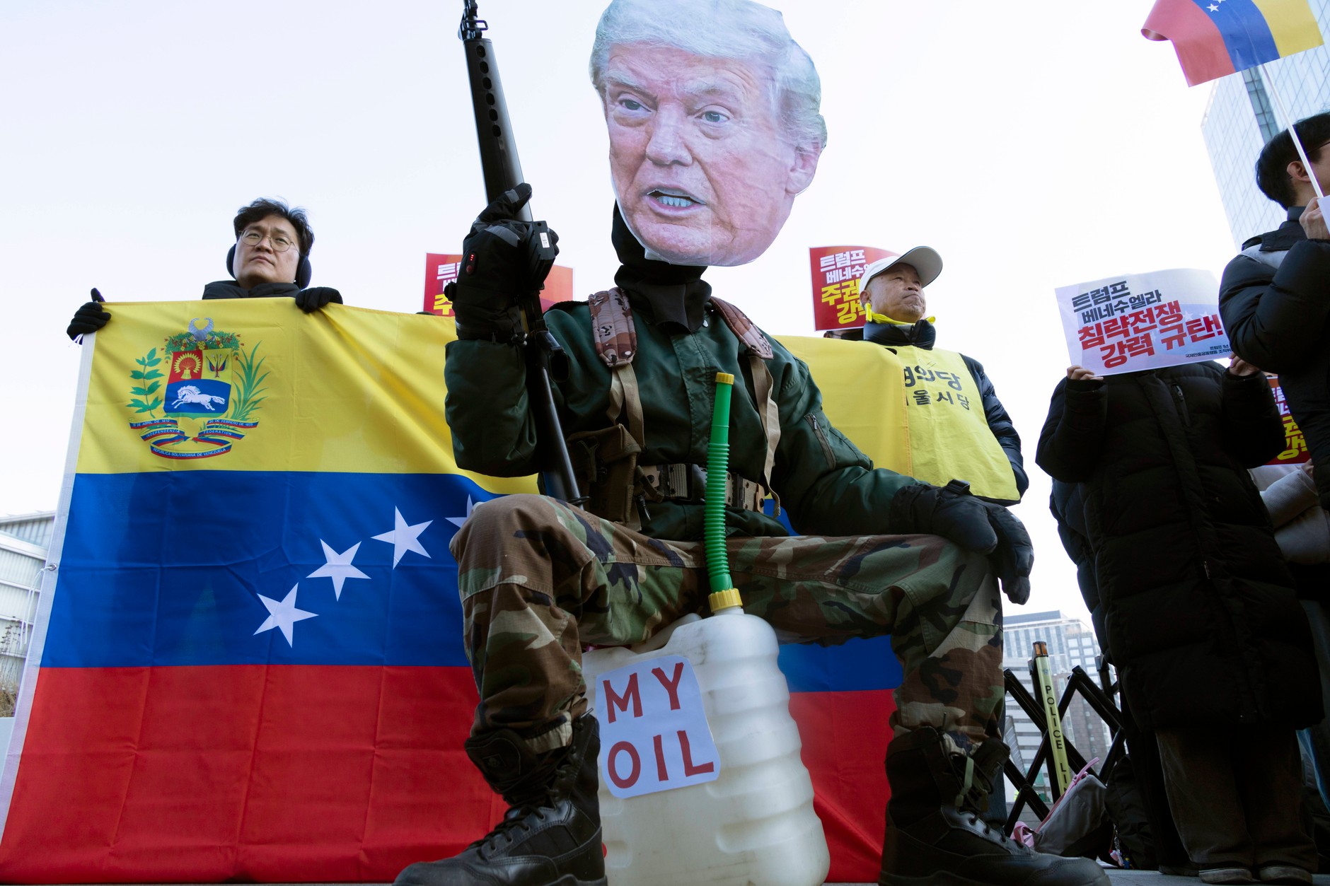 Protest przeciwko działaniom wojskowym USA w Wenezueli przed ambasadą Stanów Zjednoczonych w Seulu, Korea Południowa, 5 stycznia 2026 r.