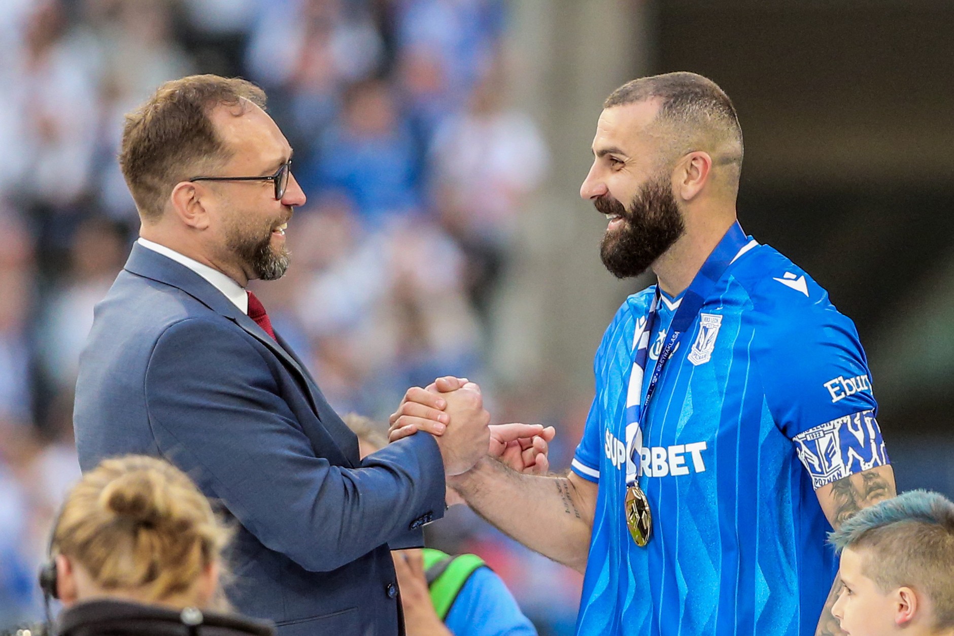 Marcin Animucki i kapitan mistrza Polski Lecha Poznań Mikael Ishak