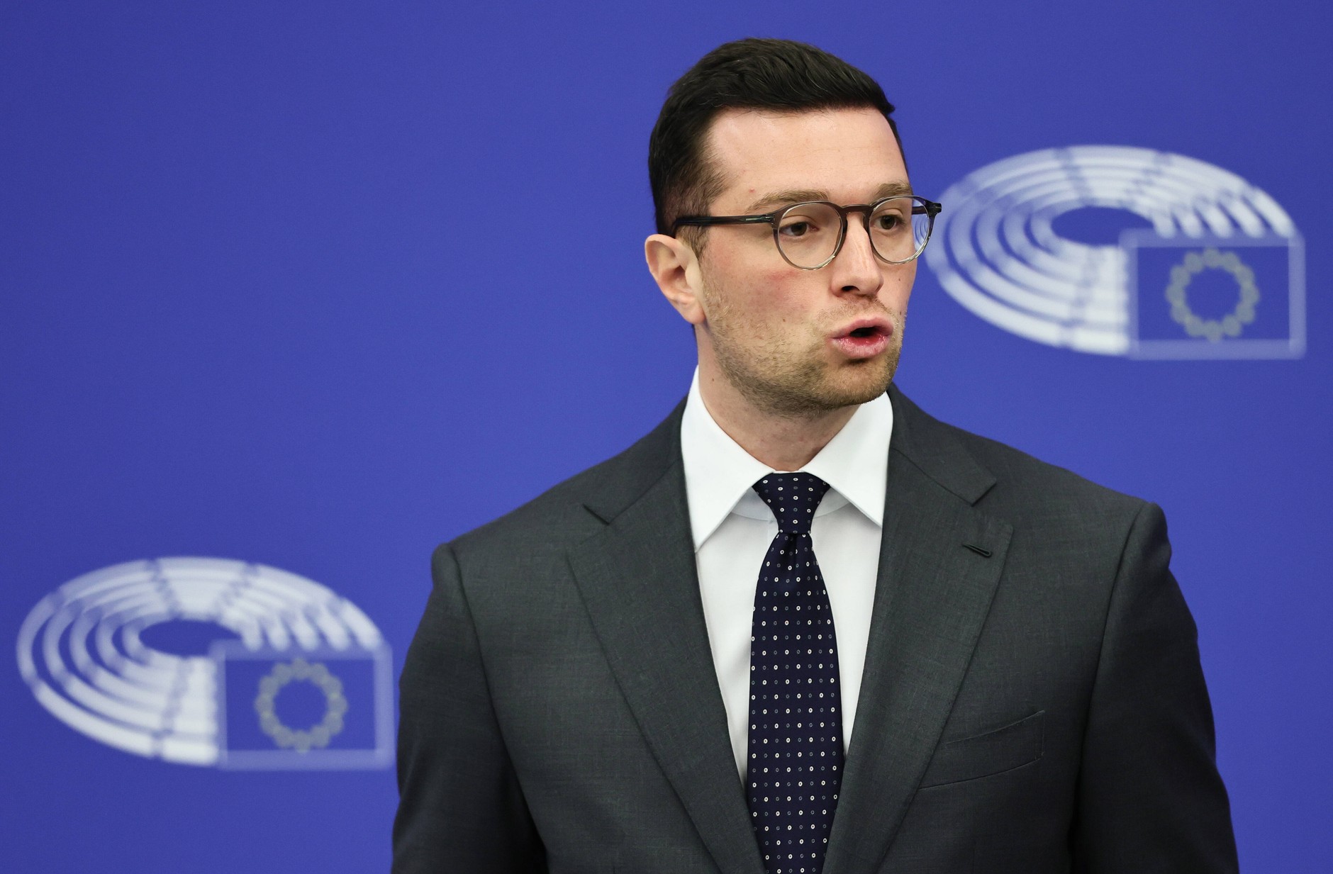 Jordan Bardella podczas konferencji prasowej w Parlamencie Europejskim w Strasburgu we Francji, 20 stycznia 2026 r. 