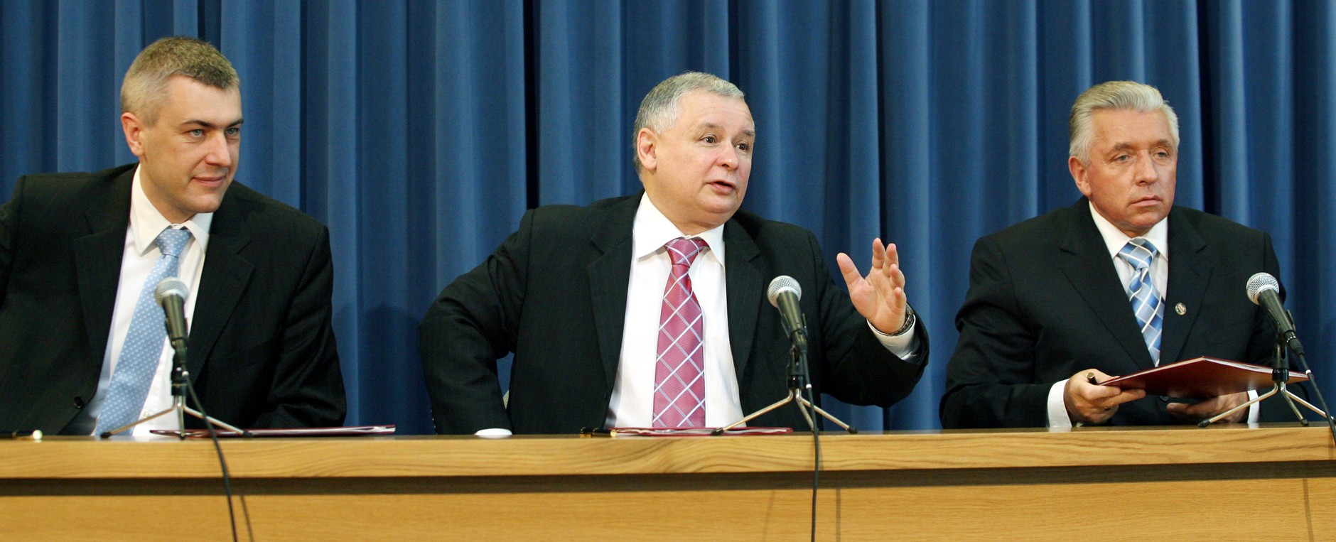 Jarosław Kaczyński, Andrzej Lepper i Roman Giertych podczas konferencji prasowej po podpisaniu aneksu do umowy koalicyjnej, 29 czerwca 2007 r.