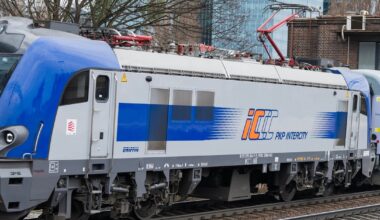 Zderzenie samochodu z pociągiem pod Warszawą. Ewakuowano kilkaset osób - Onet