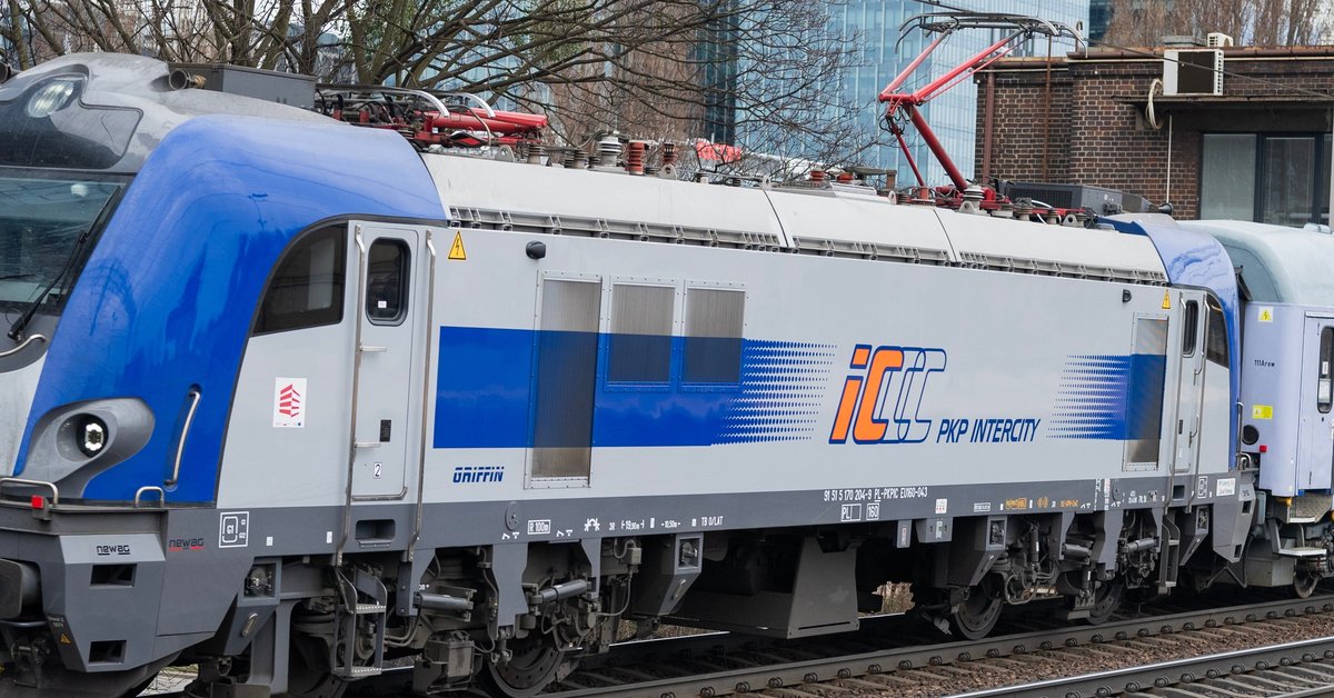 Zderzenie samochodu z pociągiem pod Warszawą. Ewakuowano kilkaset osób - Onet