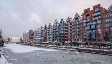 Zamarznięta Motława i ośnieżone kamienice. Gdańsk zachwyca zimą