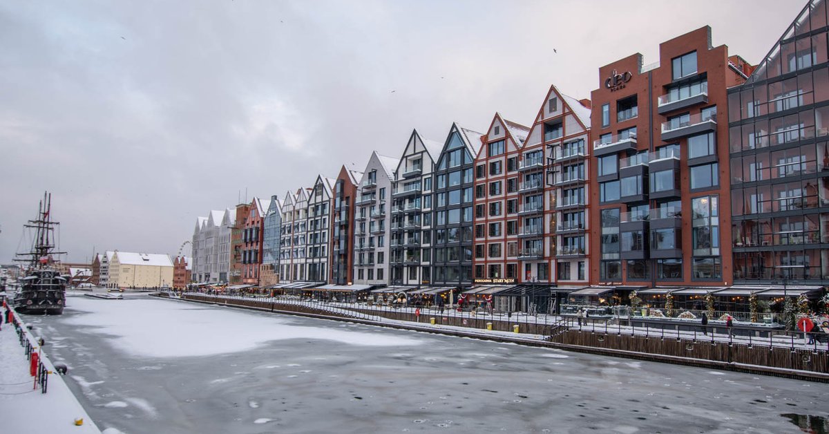 Zamarznięta Motława i ośnieżone kamienice. Gdańsk zachwyca zimą