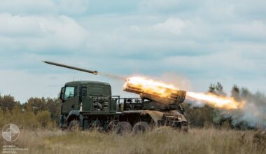 Wieloprowadnicowa wyrzutnia rakietowa 122 mm osadzona na podwoziu samochodu ciężarowego MAN TGM 6x6 należąca do Gwardii Narodowej Ukrainy (zdjęcie ilustracyjne)