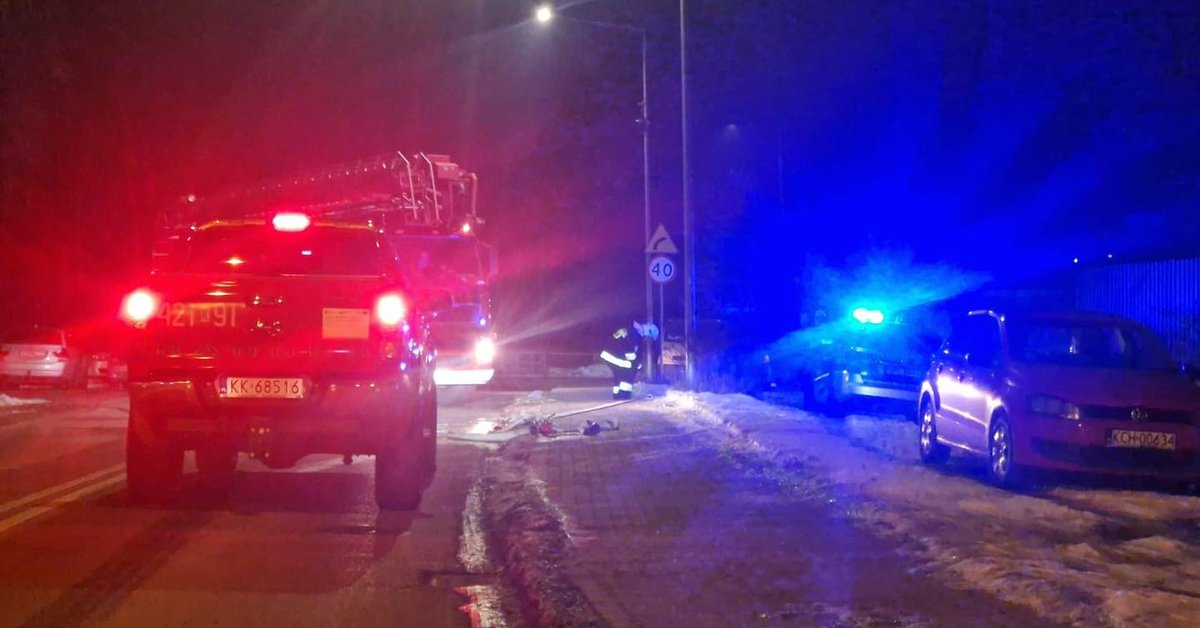 Płonie hala w Trzebini. Straż pożarna wystosowała apel do okolicznych mieszkańców - Onet