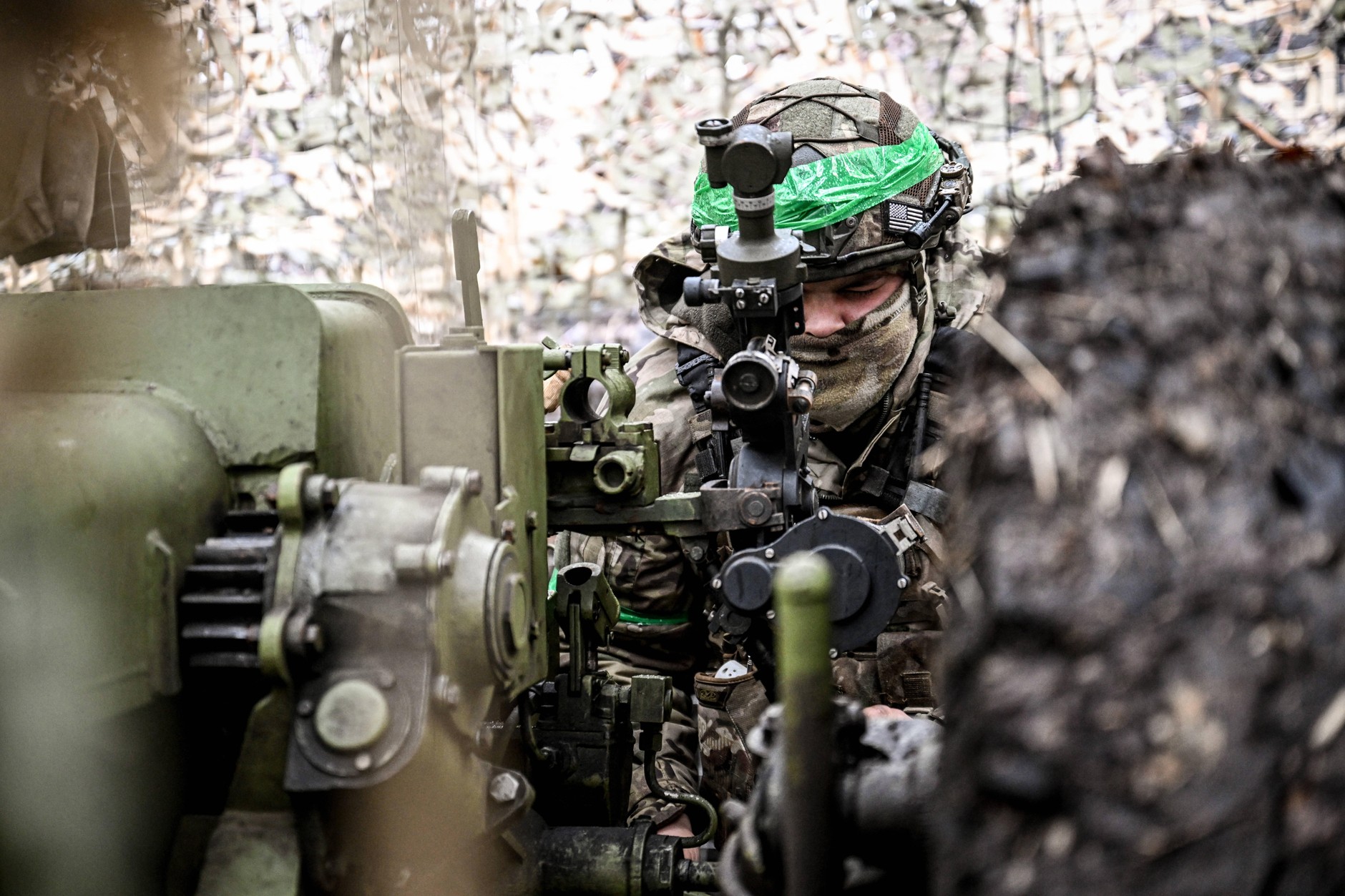 Ukraiński żołnierz w regionie Zaporoże celuje z haubicy 122 mm D-30 w kierunku wojsk rosyjskich w Pokrowsku w regionie Doniecka w Ukrainie, 20 listopada 2025 r.