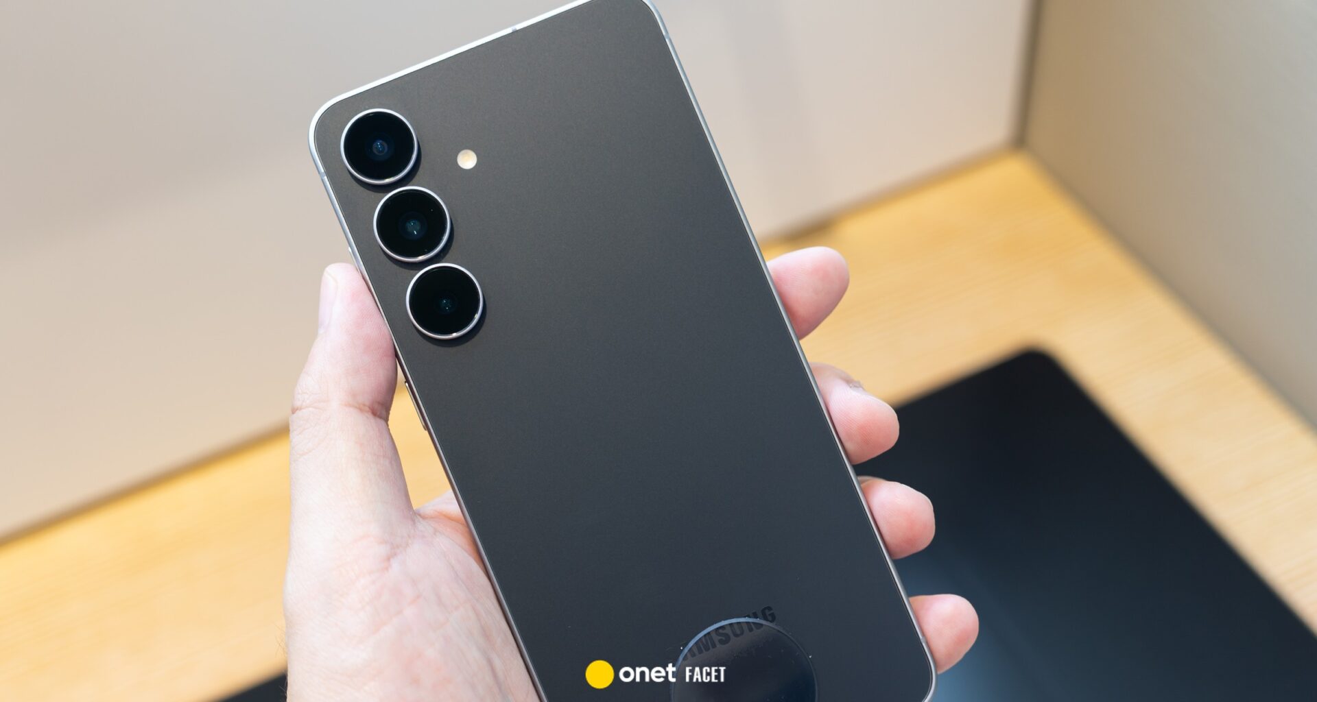 Ten smartfon gwarantuje 29 godzin odtwarzania wideo non stop! Robi doskonałe zdjęcia