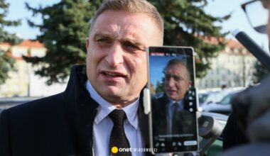 Ludzie Bąkiewicza wywiesili flagi na moście na Odrze. Niemcy protestują