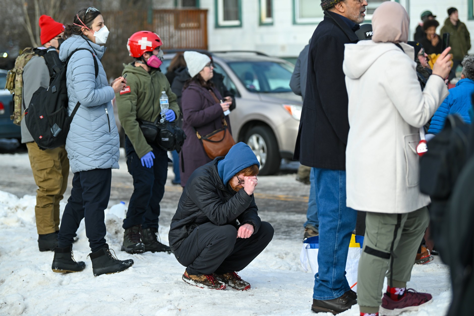 Ludzie gromadzą się na miejscu, gdzie kobieta została postrzelona i zabita przez agenta Immigration and Customs Enforcement (ICE) w Minneapolis w stanie Minnesota w USA, 7 stycznia 2026 r.