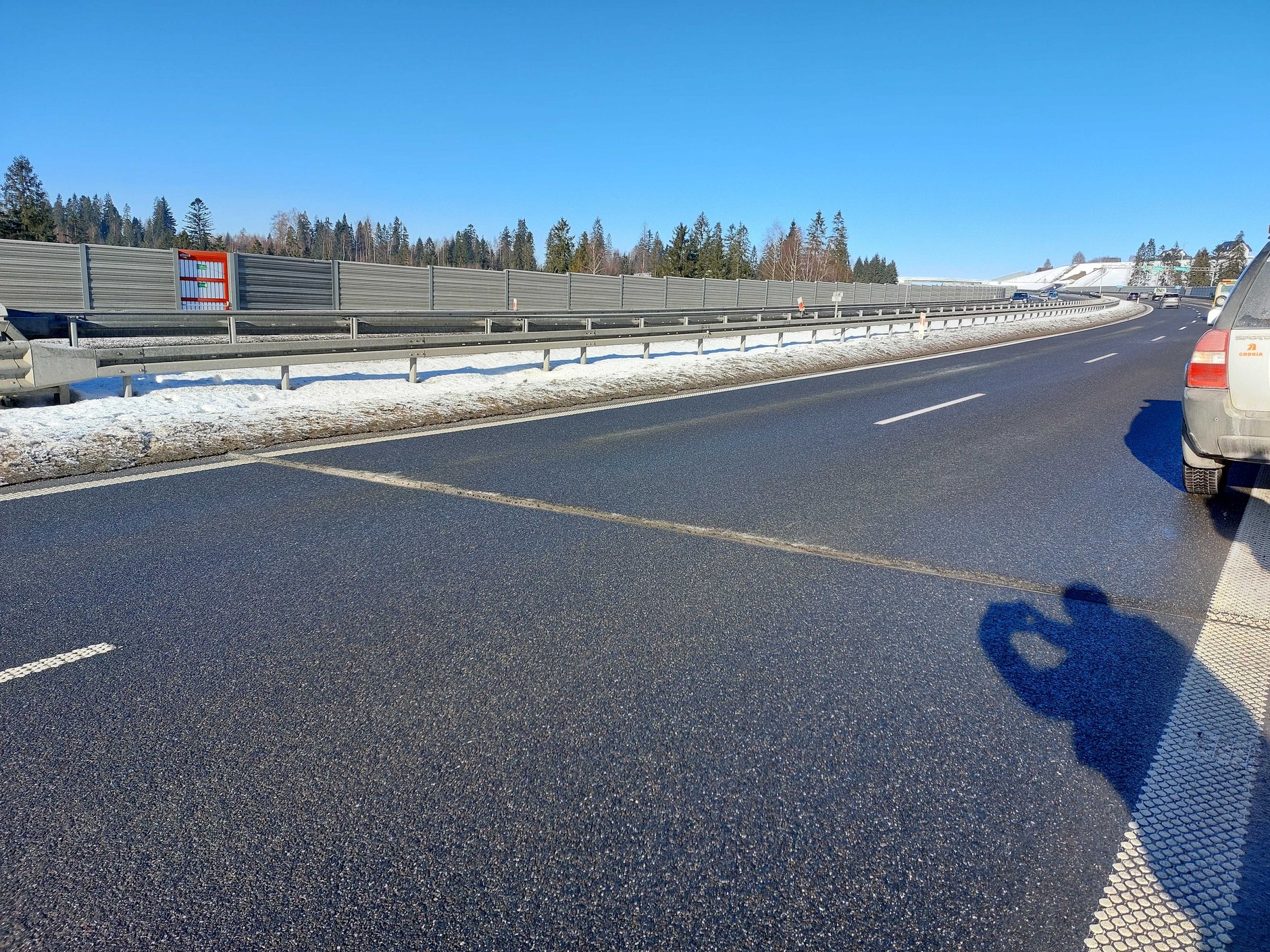 Idealnie proste pęknięcia jezdni na zakopiance