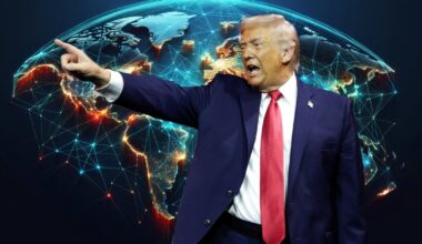 Prezydent Stanów Zjednoczonych Donald Trump w Waszyngtonie, 6 stycznia 2026 r. W tle grafika uwzględniająca mapę świata