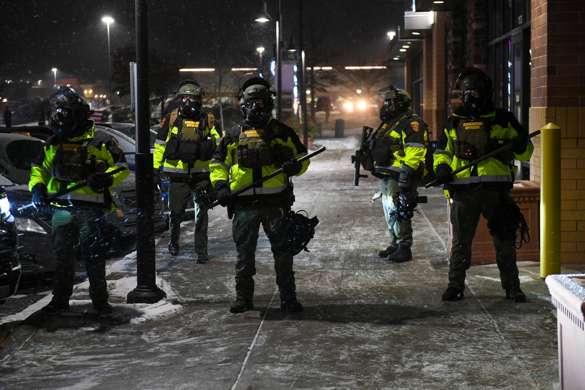 Funkcjonariusze ICE przygotowują się do interwencji wobec protestujących, którzy zgromadzili się na przedmieściach Minneapolis w stanie Minnesota w USA, 26 stycznia 2026 r.