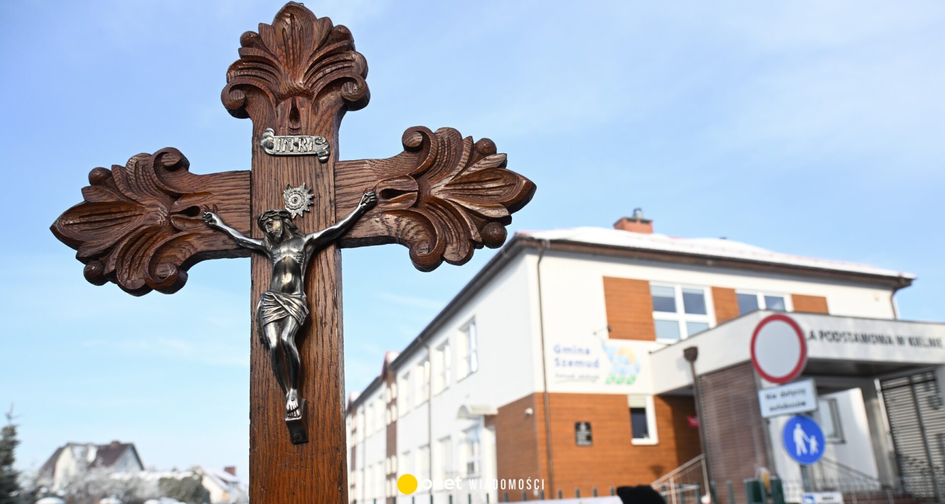 Nauczycielka wyrzuciła krzyż do śmieci. Tak się tłumaczy. "To była zabawka"